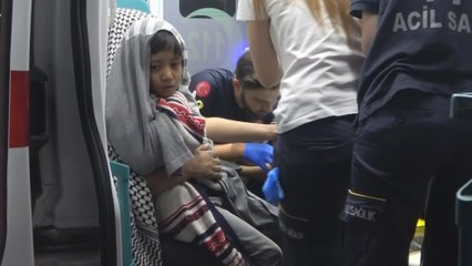 14 kaçak göçmen araçları kaza yapınca bulundu