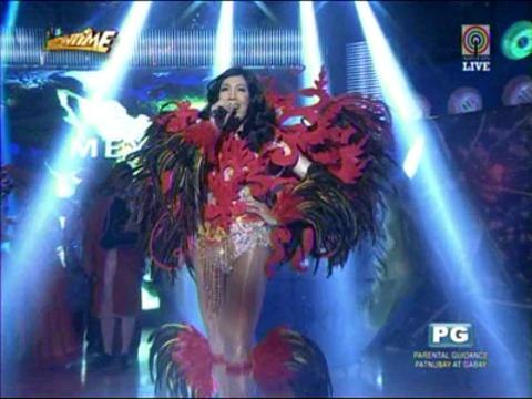 Pageant-style opening gets laughs on 'Showtime'