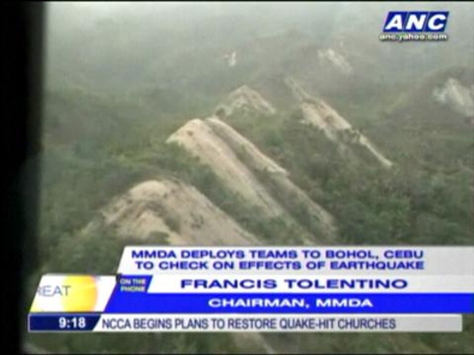 MMDA rescuers use pumpboats to reach Bohol town