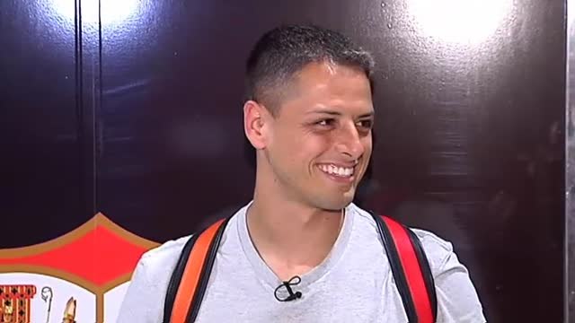 Chicharito llega al Sevilla con la ilusión de darlo todo