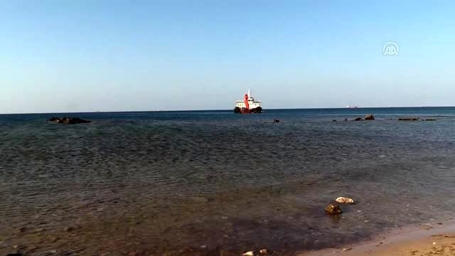 Bozcaada'da su almaya başlayıp karaya oturtulan gemi