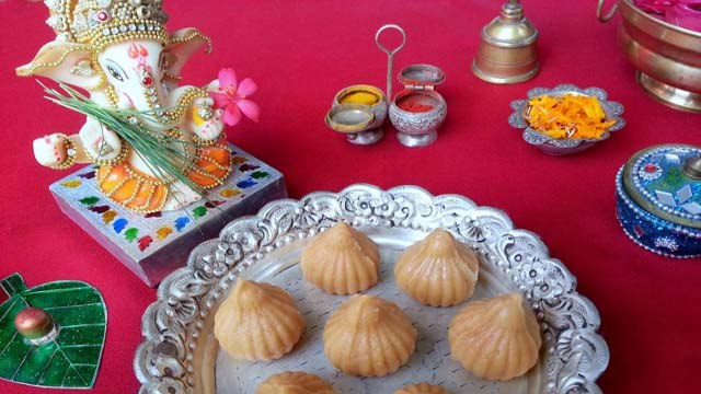 गणेश चतुर्थी पर घर पर ही बनाए गणेश जी के प्रिय मोदक | Ganesha Chaturthi Bhog Modak Recipe | Boldsky