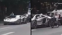 Un cycliste donne une bonne leçon à ce conducteur de Lamborghini