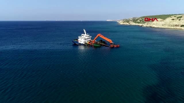 Çanakkale bozcaada'da yarısı batık gemi, oturduğu karada duruyor