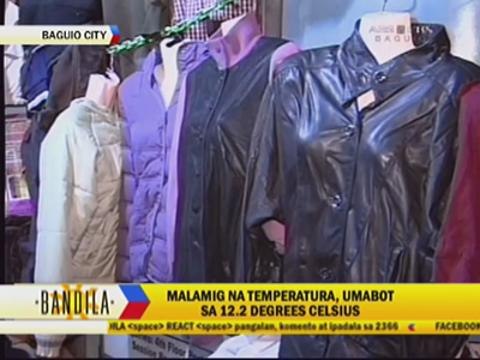 Tourists enjoy Baguio's cold weather