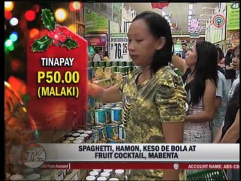 Shoppers flock to supermarkets on Christmas Eve