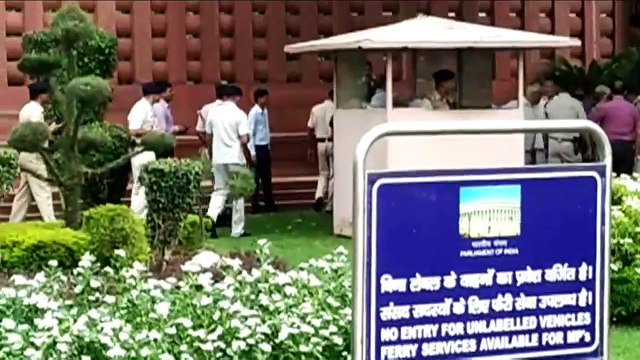 Man arrested with knife outside Parliament