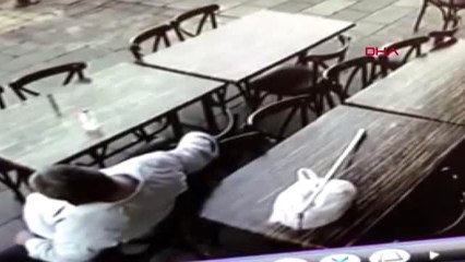 İstanbul-fatih'te kafede çanta çalan şüpheliler kamerada