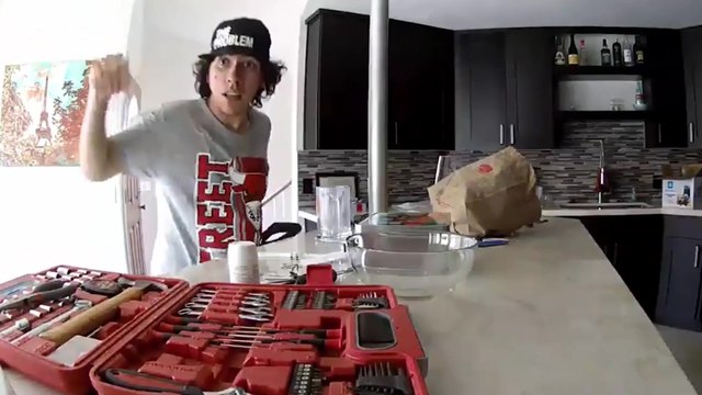 Un cambrioleur méticuleux qui ne remarque même pas la caméra