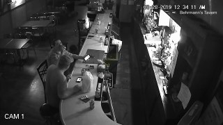 Le client d'un bar continue sa vie tranquille pendant un braquage