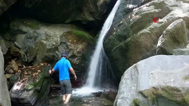 Bursalılar Uludağ'ın eteklerindeki doğal havuzlarda serinliyor