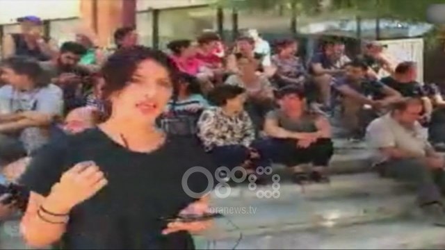 RTV Ora - Fermerët bllokojnë unazën, hedhin produktet bujqësore në tokë, në shenjë proteste