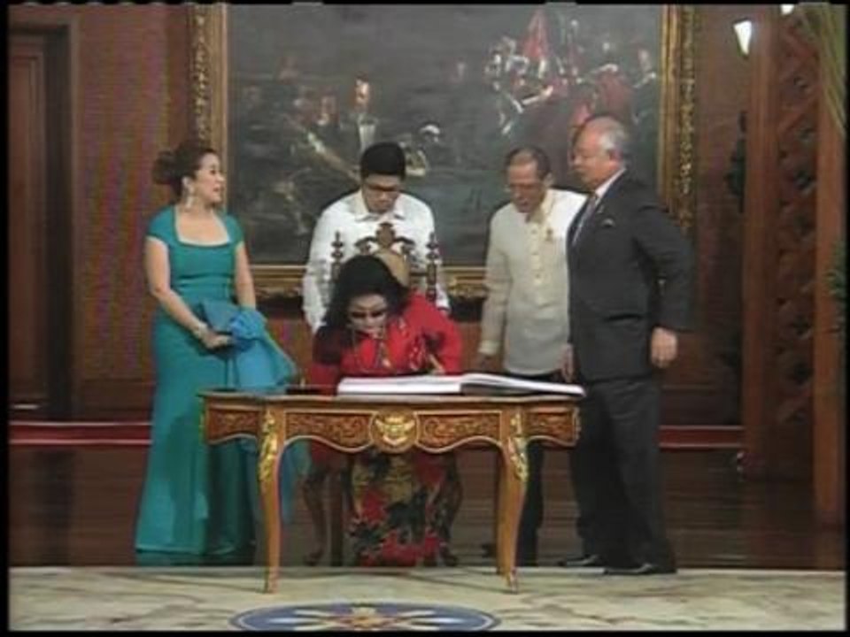 Kris turns heads in figure-hugging gown at peace deal signing