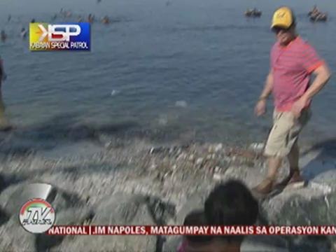 WATCH: Manila Bay swimmers ignore floating garbage