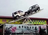 VÍDEO: ¡Wow! Dos coches haciendo equilibrios en el aire… ¡hay que estar muy loco!