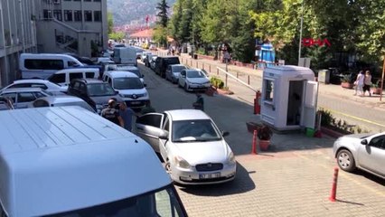 Zonguldak gözaltına alınan babasının peşinden koştu