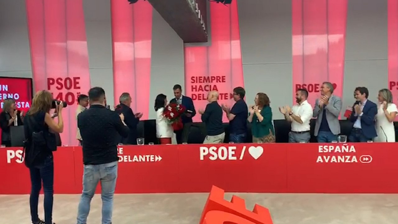 Sánchez entrega un ramo de flores a Concha Andreu