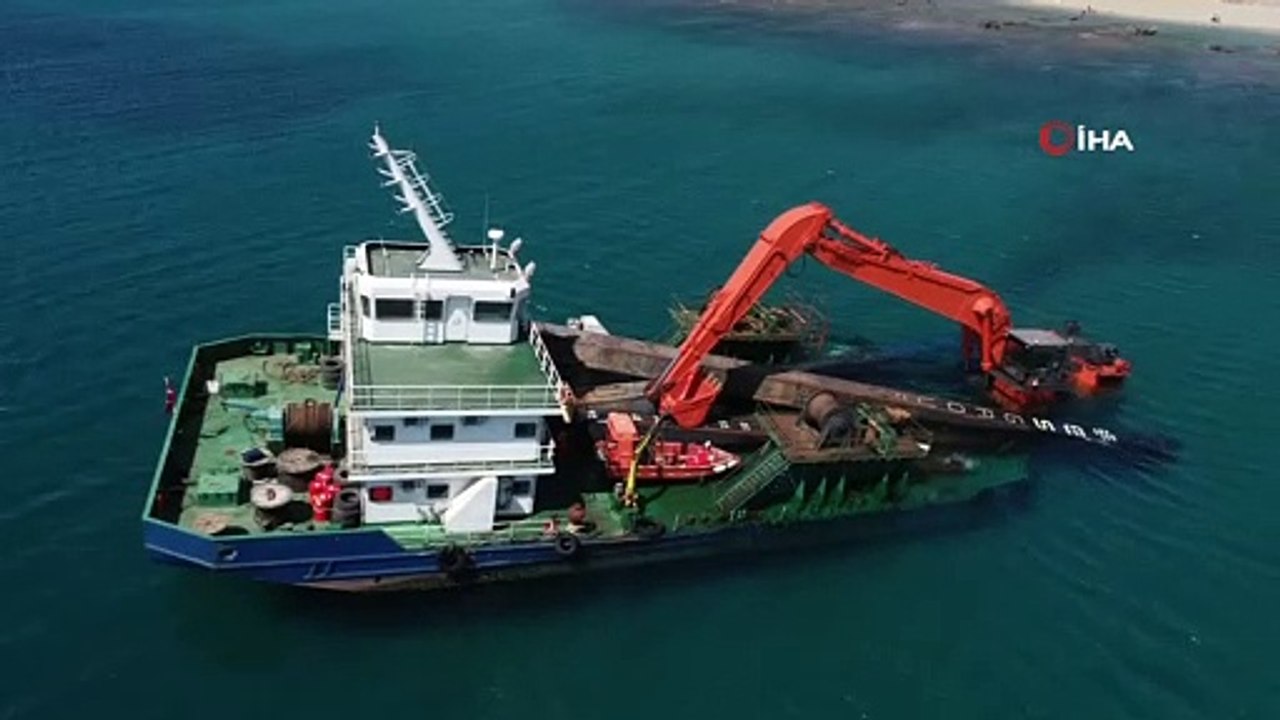 Bozcaada’da karaya vuran gemi Sahil Güvenlik ta...
