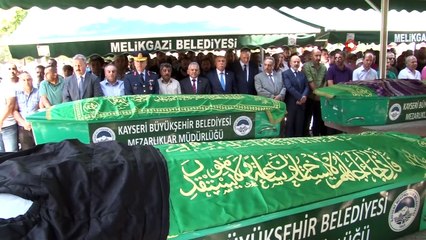 - Kayseri'deki kazada hayatını kaybeden 3 kişi toprağa verildi