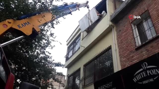 Tehlikeye aldırış etmeden yüzlerce kiloluk yükün altından geçtiler