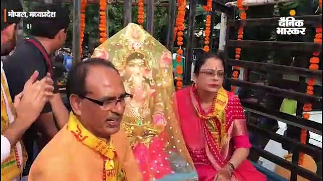 मिनी ट्रक में गणेश प्रतिमा लेकर गए पूर्व मुख्यमंत्री शिवराज सिंह