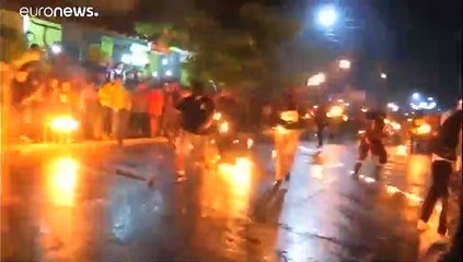 شاهد: التراشق بكرات النار ملتهبة إحياءً للمعركة ضد الشيطان