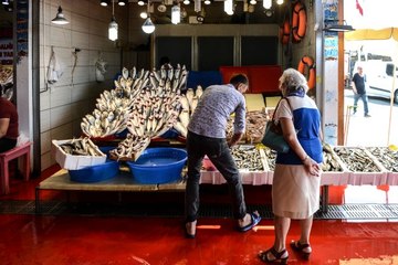 Av yasağının kalkmasıyla balık tezgahları şenlendi