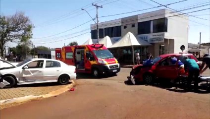 Astra atinge muro após acidente no Cascavel Velho
