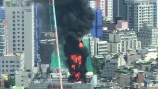 서울 방이동 12층 건물 옥상에서 불... 다친 사람 없어 / YTN