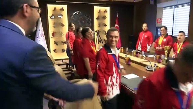 Bakan Kasapoğlu, down sendromlu sporcularla buluştu