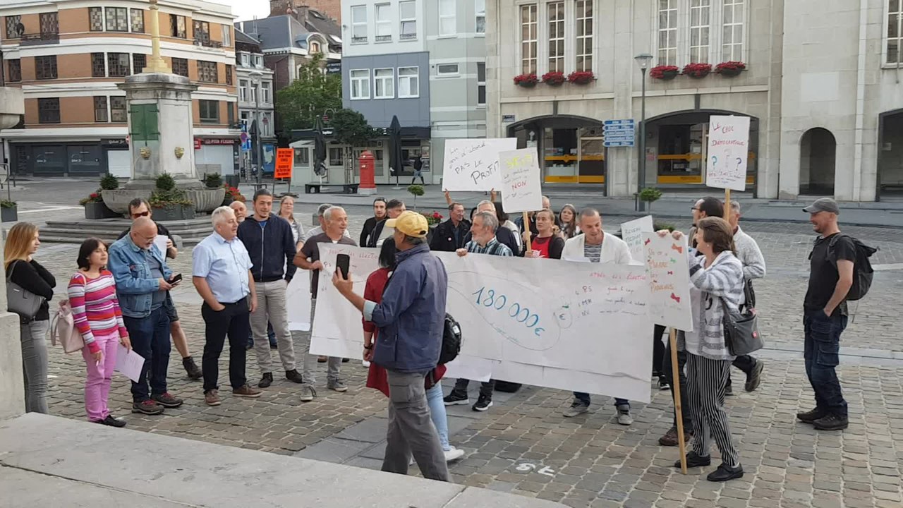 Le PTB a manifesté avant le conseil communal de Verviers contre la majorité en place et la bourgmestre socialiste Muriel Targnion