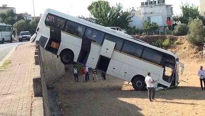 Freni boşalan otobüs istinat duvarından aşağıya uçtu