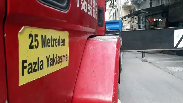 Tehlikeye aldırış etmeden yüzlerce kiloluk yükün altından geçtiler