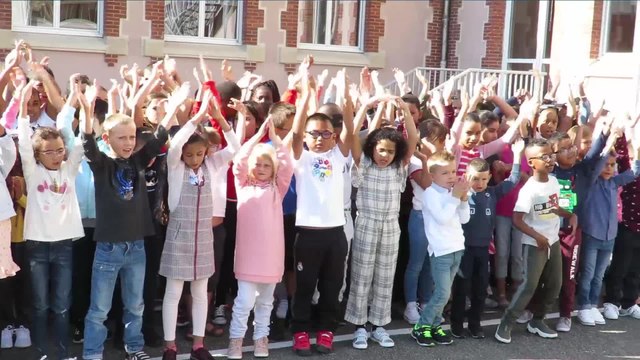 Les enfants de l'école Gambetta à Romilly chantent pour la rentrée