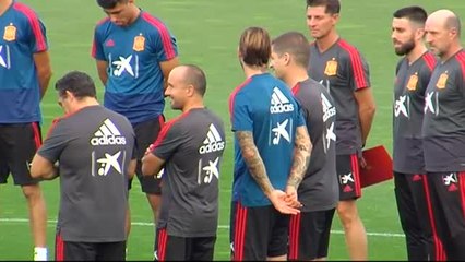 Robert Moreno dirige su primer entrenamiento tras un respetuoso minuto de silencio