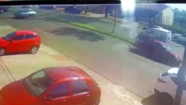 Câmera flagra acidente registrado na Avenida Rocha Pombo