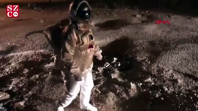 Astronot gibi giyinip bozuk yollara dikkat çekti