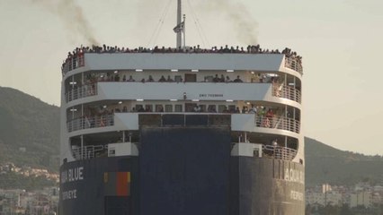 Мигранты прибывают на материк