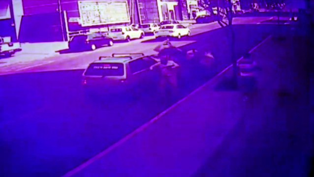 Vídeo mostra colisão de carrinho de recicláveis e automóvel na Rua Paraná