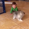 Ce bébé et son chiot sont trop mignons. Admirez !