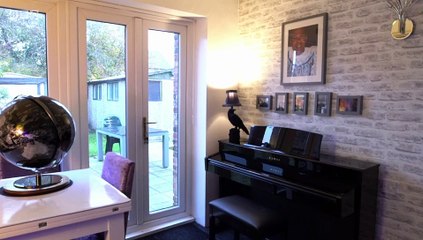 Home is Where the Art is - S01E08