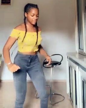 Comme une vraie chinoise, elle rend hommage à Arafat DJ avec ses pas de danses. Admirez !