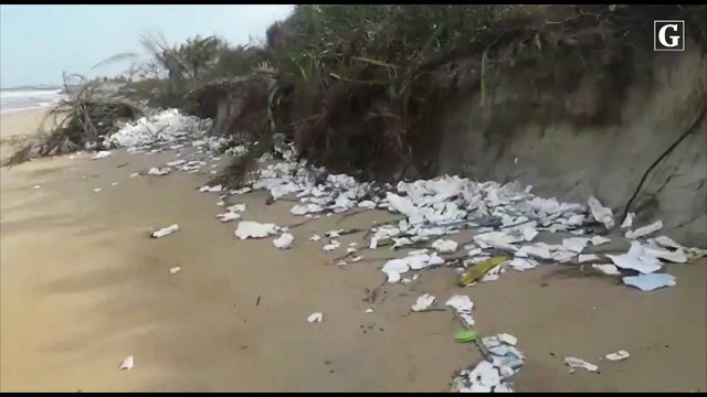 Vídeo mostra grande quantidade de isopor em praia de Conceição da Barra