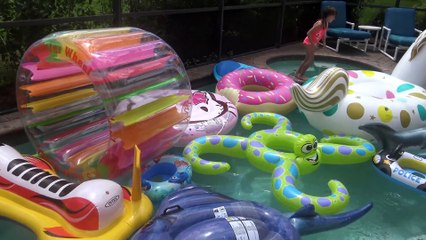 Brincando na Piscina com Brinquedos Infláveis   - Diversão  na Piscina