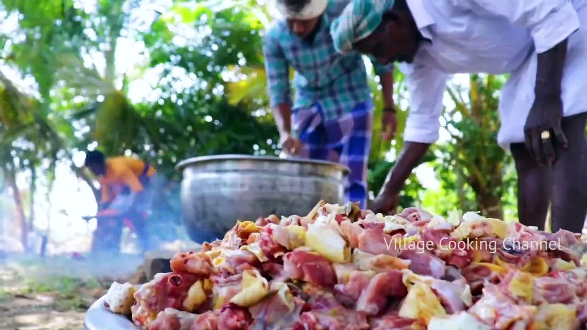 Country Chicken Gravy - Nattu Kozhi Kulambu - Cooking Traditional Village Country Chicken Recipe - C