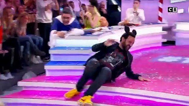 Regardez le lancement de Touche pas à mon poste hier soir avec des sosies, des stars et Cyril Hanouna en chanteur sur scène