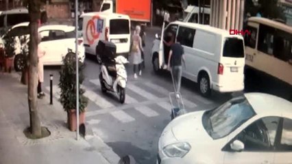 Bağcılar'da minibüs genç kıza böyle çarptı