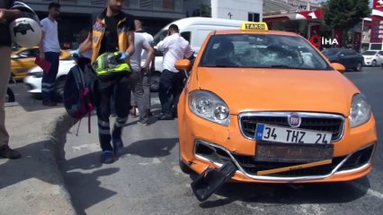 Descargar video: Taksiyle çarpışan kadın motosiklet sürücüsü aracın ön camına düştü