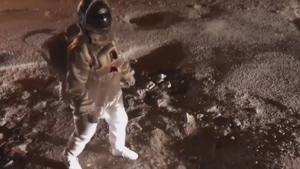 Yol bozukluğuna dikkat çekmek için bakın ne yaptı!