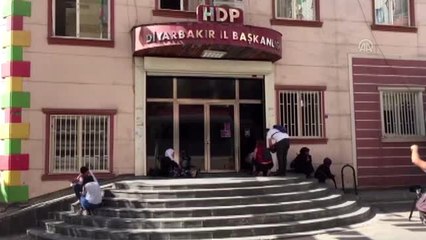 Video herunterladen: HDP'lilerce terör örgütüne katılım sağlayan çocukları için oturma eylemi başlattılar